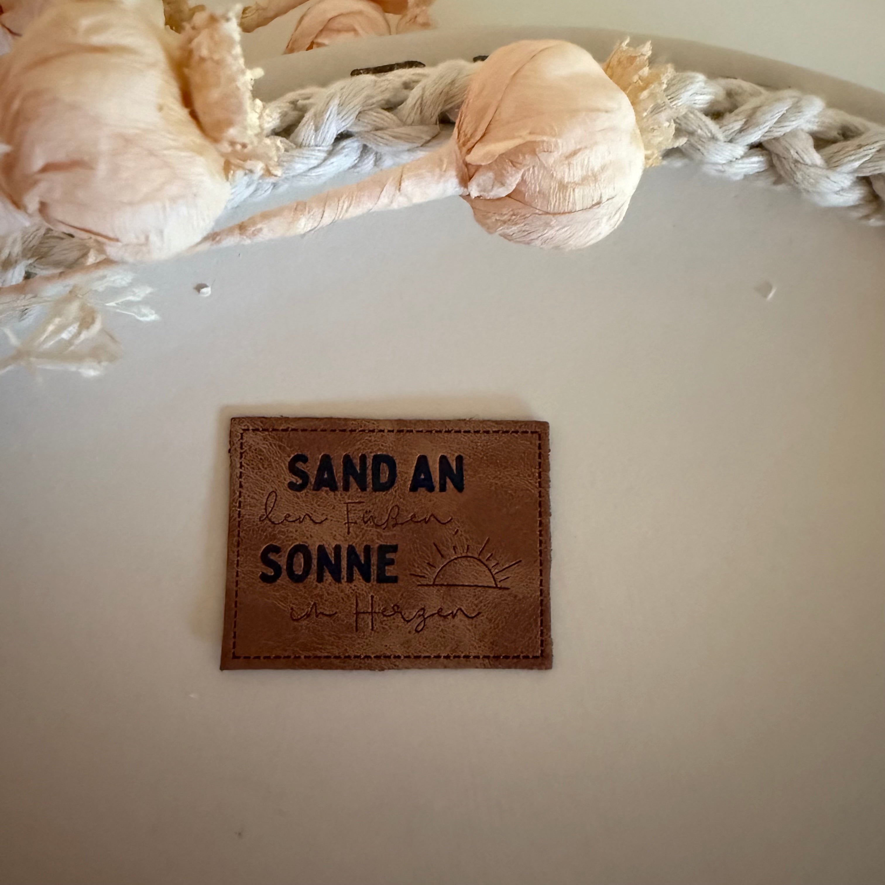 1 Kunstlederlabel Sand an den Füßen, Sonne im Herzen 2010-0060