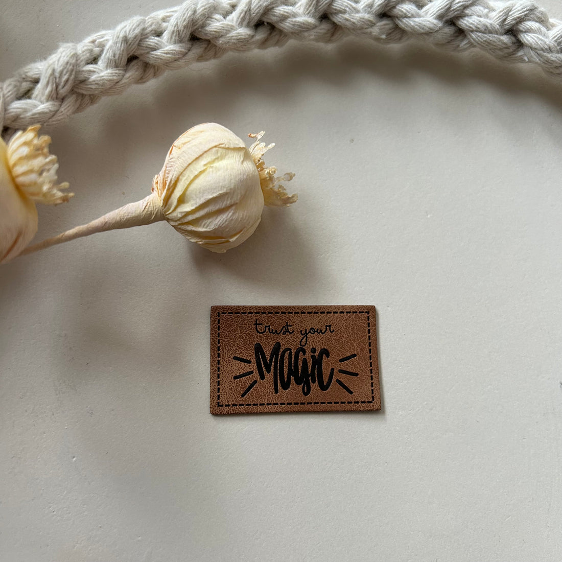 1 Kunstlederlabel TRUST YOUR MAGIC 2010-0052