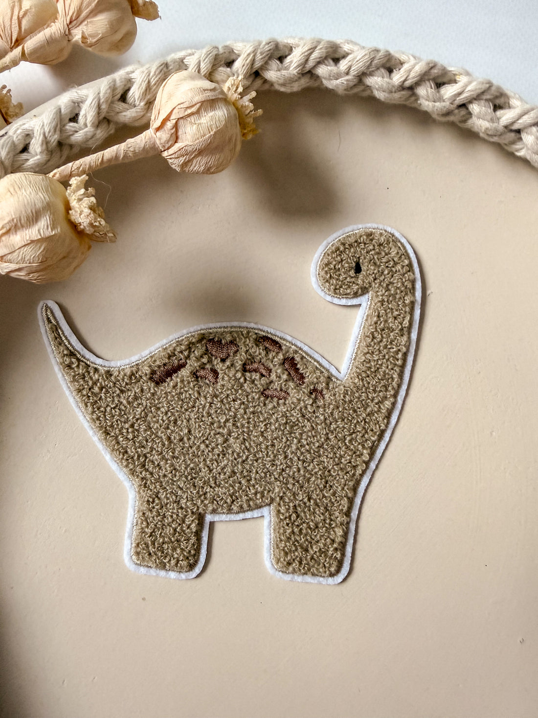 Chenillepatch Dino Taupe Kollege Frechdachs Breite 12 (zum Aufbügeln) 3100-0066