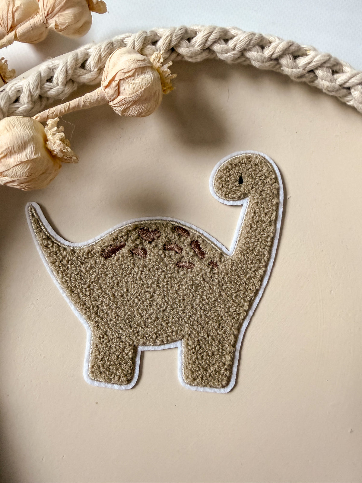 Chenillepatch Dino Taupe Kollege Frechdachs Breite 12 (zum Aufbügeln) 3100-0066