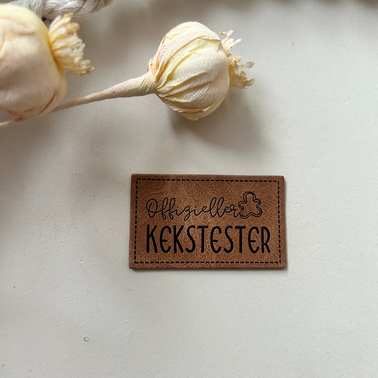 1 Kunstlederlabel OFFIZIELLER KEKSTESTER 2010-0051