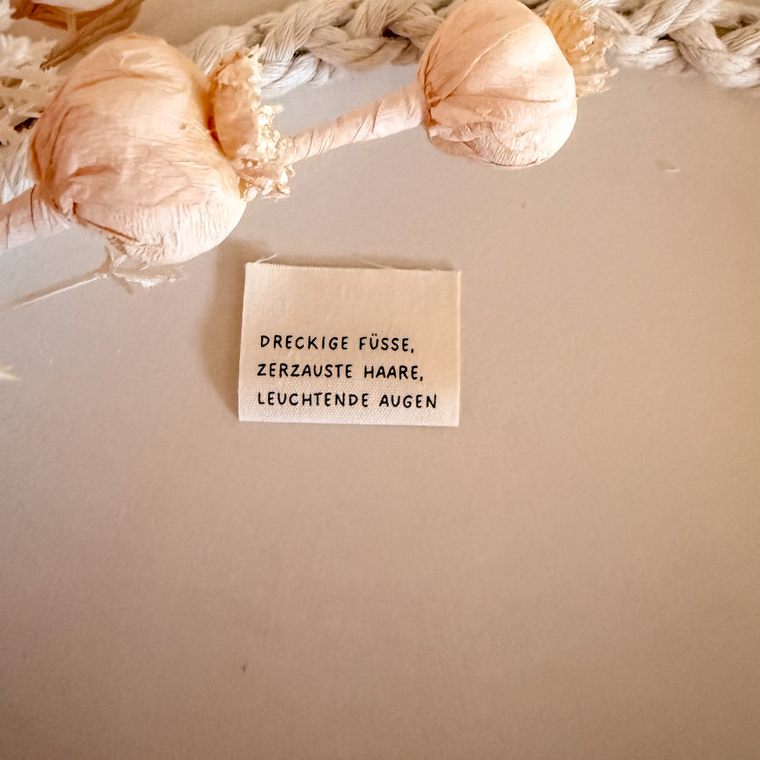 1 Set (5 Stück) Baumwolllabel Dreckige Füsse, zerzauste Haare, leuchtende Augen 1600-0036