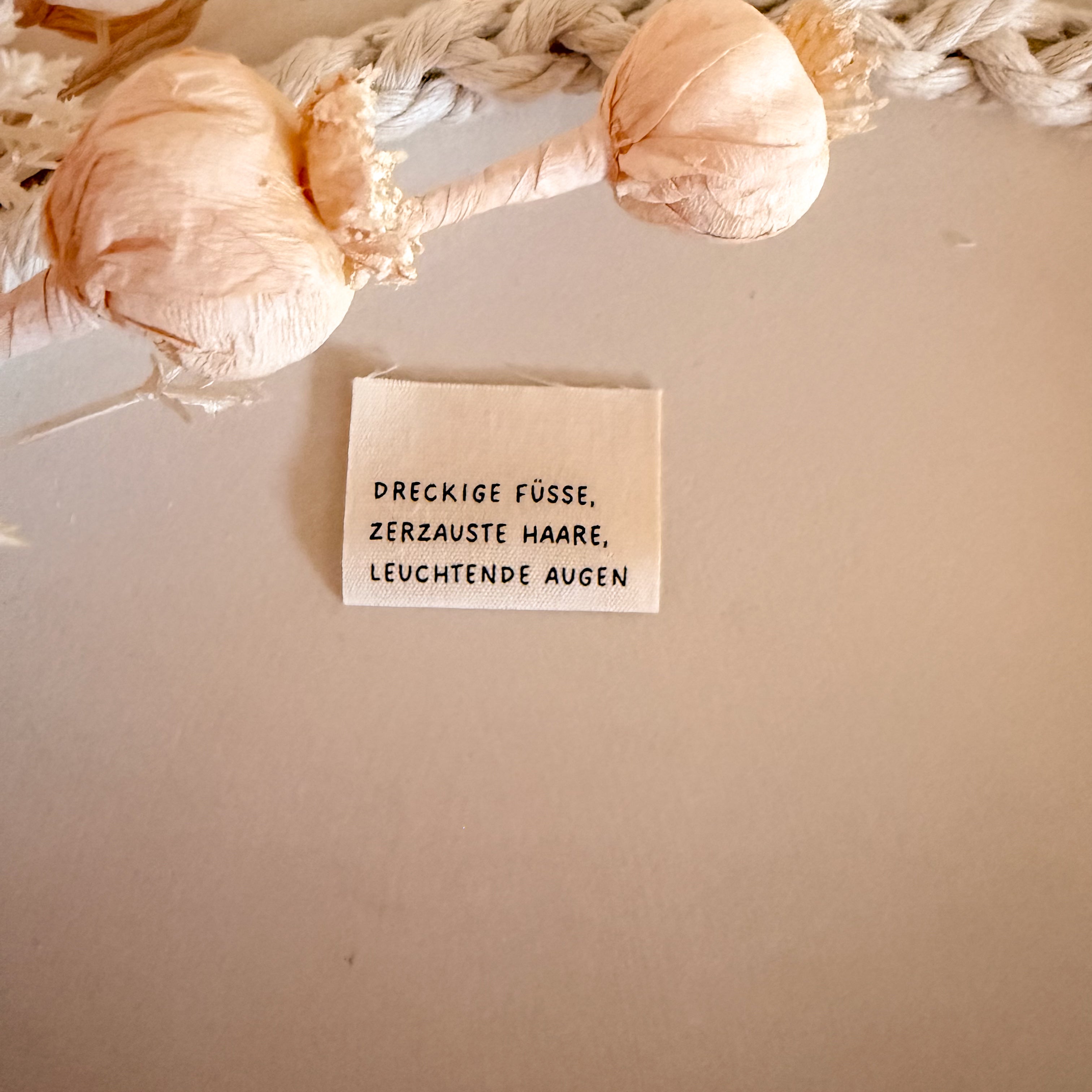 1 Set (5 Stück) Baumwolllabel Dreckige Füsse, zerzauste Haare, leuchtende Augen 1600-0036